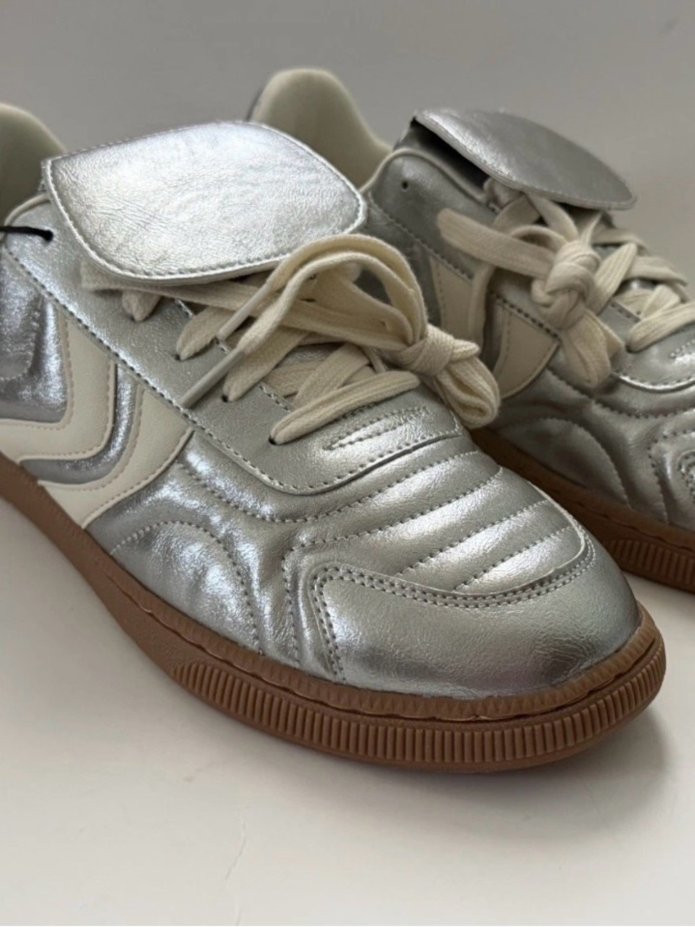CUSHIONAIRE Women's Astro Retro Sneaker, Lace-Up Design +Memory Foam.size 11